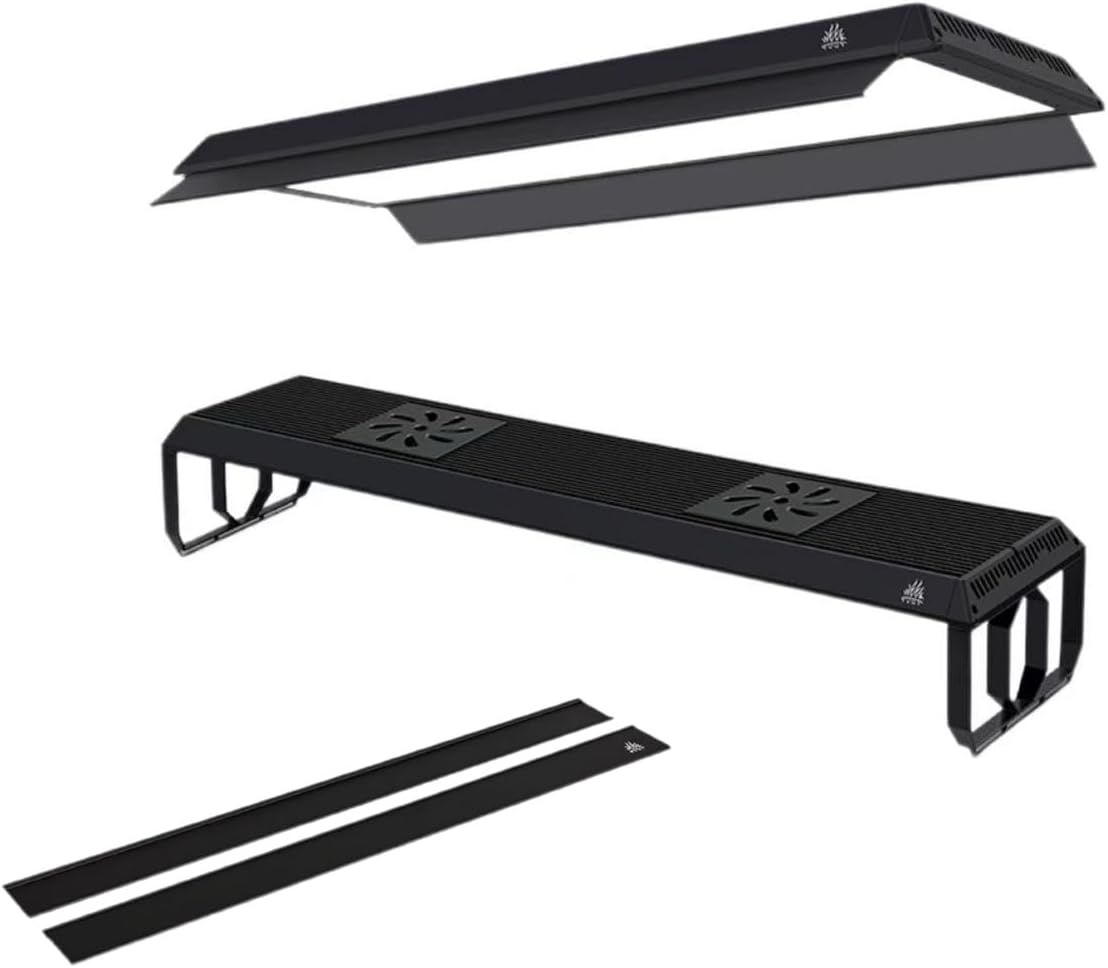 Pannello LED a spettro completo RGB+UV Week Aqua P900 Pro sopra un aquascape piantumato